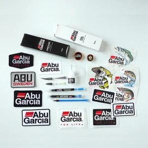 ABU Garcia ABUOIL, ABUGREASE + 4 toppe da stiro Abu Garcia 2 spille e adesivi - Foto 1 di 10