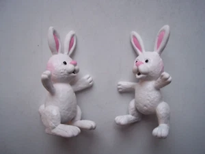 2 Wintertime RABBITS / BUNNIES Plastic Figure Misfit Toys Rudolph PLAYING MANTIS - Picture 1 of 12