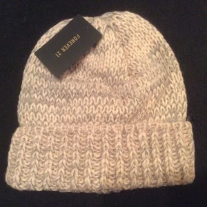 NWT Forever 21 Girls winter hat. Size M - Picture 1 of 2