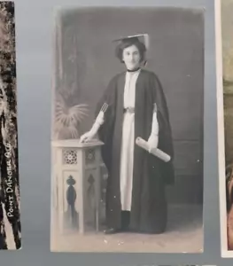VINTAGE POSTCARD ,GRADUATION PORTRAIT, KODAK AUSTRALIA , UNUSED - Foto 1 di 1