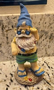 9.5 In Garden Gnome Statue Shorts Flip-flops Sunglasses Flower Lay Blue Hat - Picture 1 of 4