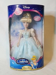 Llave de latón Disney Princesa Cenicienta 16" porcelana 2005 muñeca recuerdo especial - Imagen 1 de 11