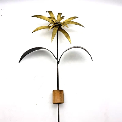 "Estaca de adorno de planta de jardín de patio de flores de metal de latón rústico de 16"" de alto" Foto 1 de 4