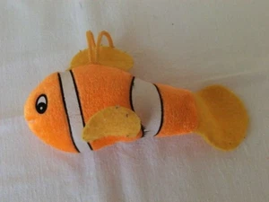 Plüschtier Zierfisch orange, weiß, gelb schwarz gestreift, 14 cm lang - Bild 1 von 2