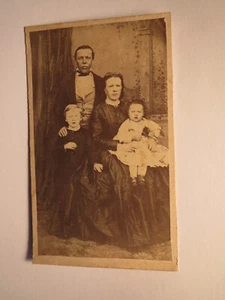 Familie - Mann & Frau im Reifrock & 2 Kinder - Kulisse - ca. 1860er Jahre / CDV - Picture 1 of 1