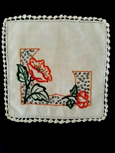 Paño cuadrado beige vintage con flores bordadas a mano rojas y naranjas. - Imagen 1 de 3