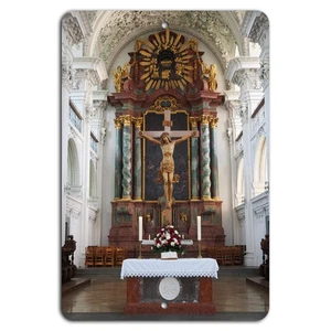 Majestic Altar: A Glimpse into Grand Cathedral Beauty - Picture 1 of 1