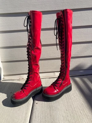 Botas rojas altas Demonia para mujer talla 9 excelente estado (un pequeño rasguño) Foto 1 de 4