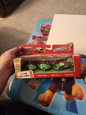 Disney Pixar Cars 3 Pack ROR CHICK HICKS MIA & TIA Fan NUEVO EN CAJA  Foto 1 de 4