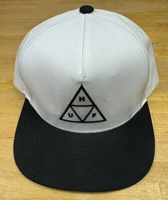 Gorra de béisbol HUF con logotipo de triángulo blanca/negra de ala plana estructurada con cierre a presión Foto 1 de 4
