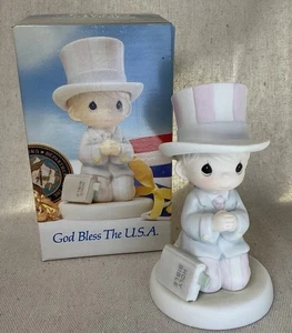 Figurina Precious Moments "God Bless The USA" #527564 Giornata Nazionale di Preghiera 1992 - Foto 1 di 7