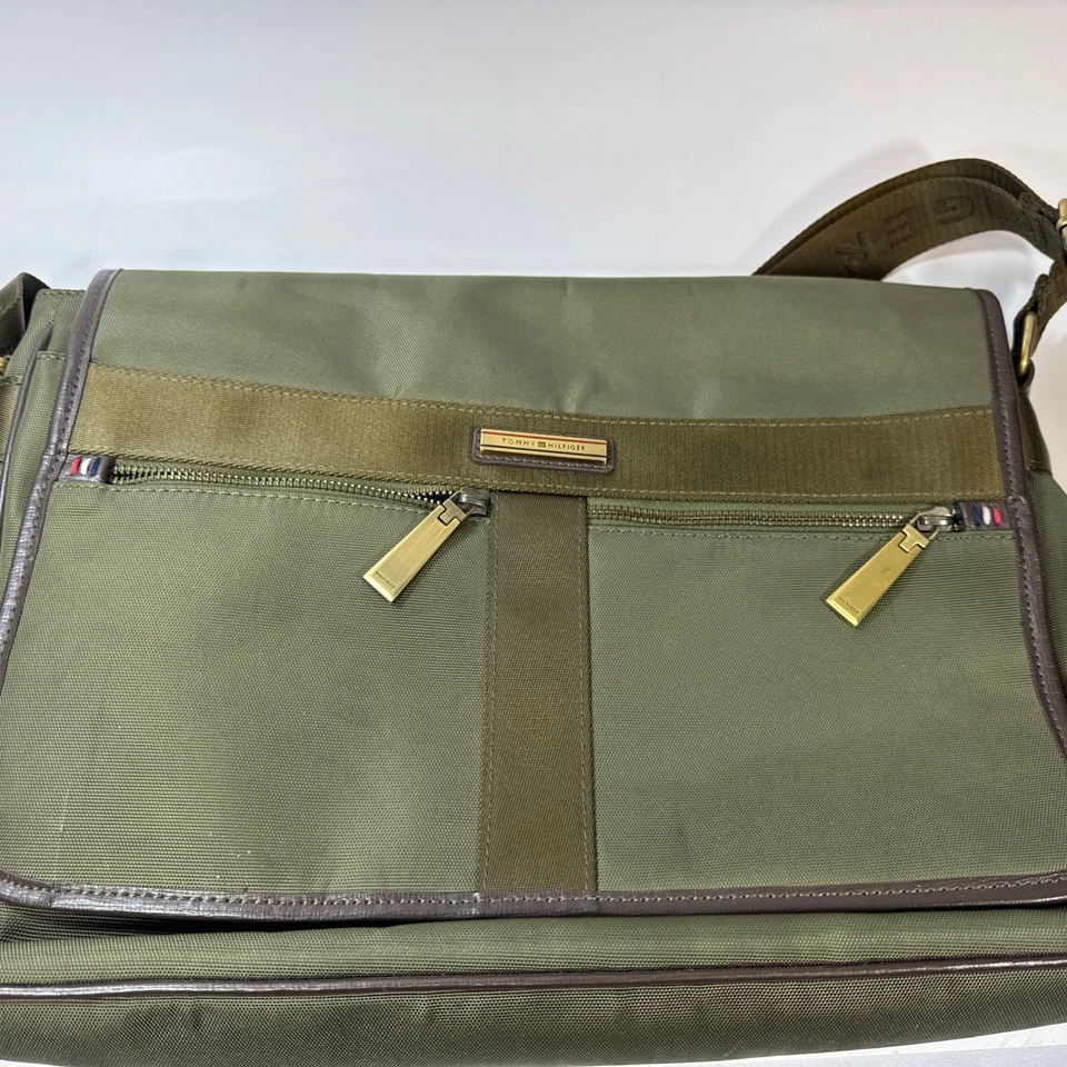 Tommy Hilfiger 男式邮差包。 零售 $138。 绿色 — 第 1/4 张图片