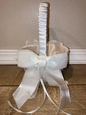 Cesta de pétalos de boda de satén blanco para niña con flores Foto 1 de 4