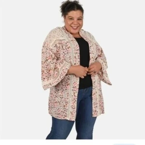 Kimono Tamsy beige estampado floral con ribete de encaje estilo bohemio hecho en India L - Imagen 1 de 12
