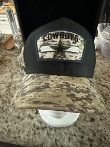 Cappello Berretto New Era Dallas Cowboys NFL Salute To Service Mimetico 39Forty OSFA 5090 - Foto 1 di 7