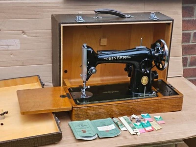 Ancienne machine à coudre électrique Singer 201K avec accessoires - Photo 1/4