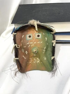 Máscara Yei pintada a mano de cerámica navajo Rita Padilla Navajo firmada pelo de caballo de 6 - Imagen 1 de 5