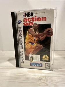 NBA Action 98 (Sega Saturn, 1997) Kobe Bryant Funda Juego Estuche y Manual - Imagen 1 de 8