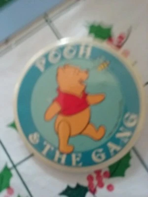 Prendedor de metal Winnie the Pooh y Gang de Disneyland Productions Foto 1 de 2