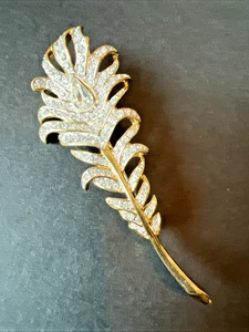 JUEGO DE PAVÉ BROCHE PLUMA/FLOR PEDRERÍA KJL FIRMADO DE COLECCIÓN TONO DORADO - Imagen 1 de 12
