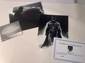 Zwei BEN AFFLECK signierte Batman 8x10 Farbfotos / Autogramme mit Echtheitszertifikaten - Bild 1 von 7