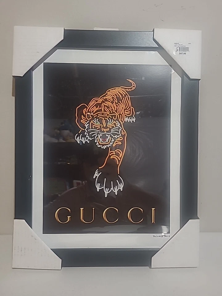 Arte de pared enmarcado Gucci Tiger Fairchild Paris medidas 14”L x 18”H ver descripción Foto 1 de 1