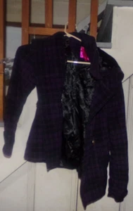 1 GIRLS SMALL BLACK AND PURPLE DESIGN HOODED WINTER COAT - Picture 1 of 3