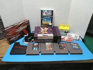 Nintendo system NES con 4 giochi 2 controller viola - Foto 1 di 17