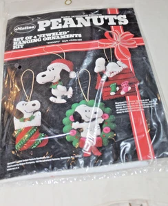 Malina Peanuts Snoopy 4er Set hängende Ornamente mit Schmucksteinen Kit Neu aus altem Lagerbestand - Bild 1 von 2