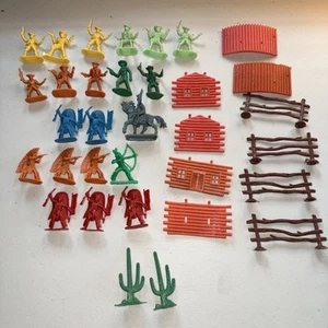 Cowboys & Indians 2" Toys Plastic Figurines Made In Hong Kong Vintage Fence Fort - Picture 1 of 6
