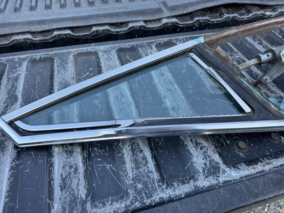 1966 Cadillac Deville Vent Window Assembly  Foto 1 de 4