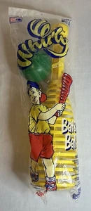 Vintage gelber wirbelnder Ball & Fledermaus Spielzeug neu/alter Bestand - hergestellt in den USA - versiegelt - Bild 1 von 2