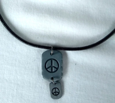 Collar Colgante Paz Mundial Unisex Adolescentes Hombres 21" Ajustable Regalo Vendedor de EE. UU. Nuevo Con Etiquetas Foto 1 de 4