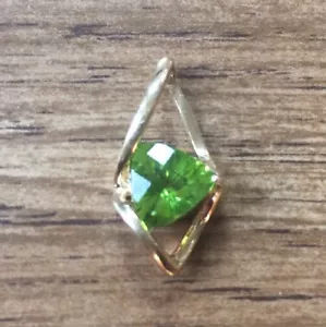 Ciondolo peridoto verde trilione fantasia oro giallo 14 carati Estate - diapositiva 9 mm - Foto 1 di 6