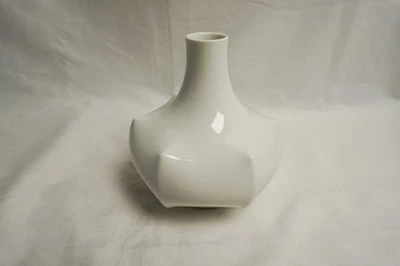 Vase von Fürstenberg,ausgefallene Form, weißes Porzellan - Bild 1 von 2