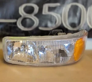2001-2007 GMC Sierra 2500 3500 Driver LH Headlight OEM Used 15850351 - Picture 1 of 4
