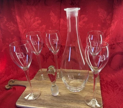 Copas de champán flautas y jarra vino agua monograma “B” caligrafía vintage Foto 1 de 4