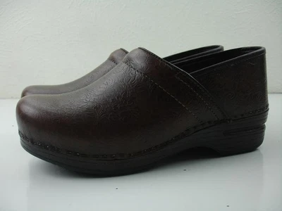 Mujer 9.5 10 40 Dansko XP Profesional Marrón Tooled Floral Cuero Zuecos Zapatos Foto 1 de 4