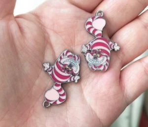 20 Stck. Alice Katze Emaille Metall zum Selbermachen Charms Anhänger Schlüssel Schmuckherstellung Geschenk - Bild 1 von 1
