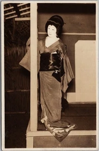 Vintage JAPAN Japanese Photo RPPC Postcard Kabuki Theatre / Male Actor as Woman - Picture 1 of 2