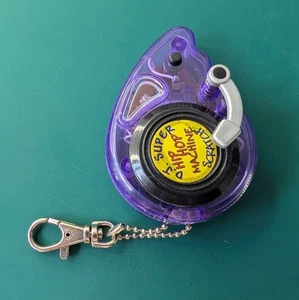 Vintage D J Super Hip Hop Maschine Kratzer Schlüsselanhänger gebraucht lila - Bild 1 von 4