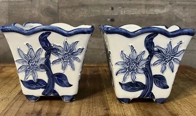 Conjunto Vintage de 3 Plantadeiras Chinoiserie Floral Elevadas Azul e Branco 4,5" - Imagem 1 de 4