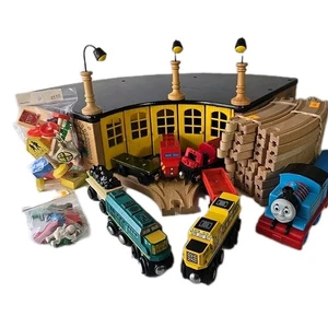 🛤️ Thomas & Friends Ferrocarril de Madera Casa Redonda Motor Cobertizo + Trenes, Pistas De Colección - Imagen 1 de 14