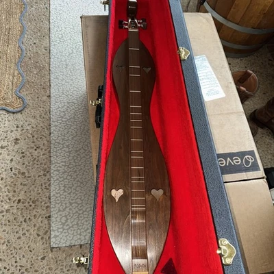 Dulcimer McSpadden Mountain Walnut modelo M12W con estuche firmado por Richard Stoltze Foto 1 de 4