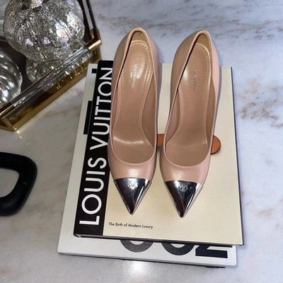 Nuevo Louis Vuitton Mujer Talla 39 Merry Go Round Metal Gorra Pump en Desnudo $1050 Foto 1 de 4