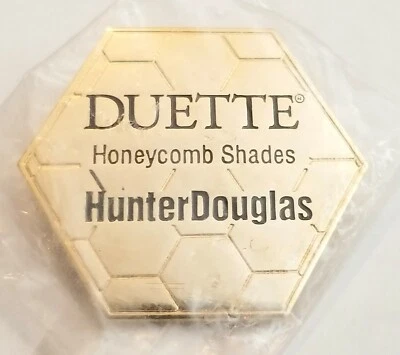 Pinback vintage DUETTE tons de favo de mel HOME DEPOT Lowes funcionário caçador Douglas - Imagem 1 de 2