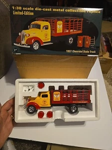 2000 FIRST GEAR 1937 CHEVROLET STAKE TRUCK GOLDEN SHELL MOTOR OIL #19-2597 RARE - Picture 1 of 6
