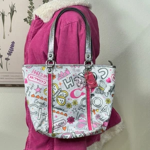 Vintage Y2k Coach Poppy Graffiti Beuteltasche Schultertasche Schmetterling Anhänger Cuttecore - Bild 1 von 14