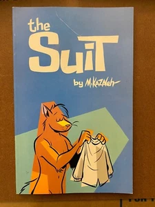 The Suit M. Kazaleh Peludo Antropomórfico Escaso Raro Difícil de encontrar fuera de imprenta en muy buen estado - Imagen 1 de 2