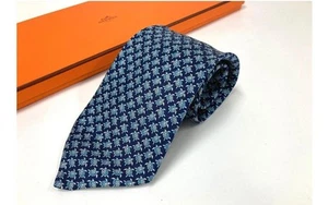 Corbata de seda Hermes con patrón de tortuga azul marino y claro - Imagen 1 de 5